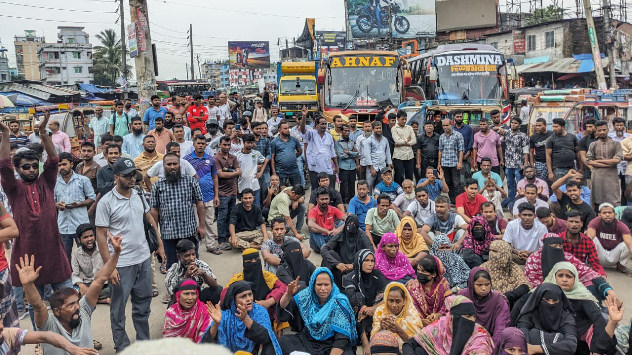 বরিশালে বকেয়া পাওনার দাবিতে বিক্ষোভ