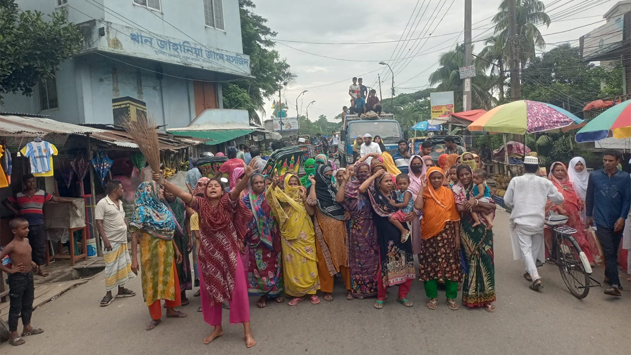 বিএম ক‌লেজ ছাত্রদল নেতা‌দের বিরু‌দ্ধে ঝাড়ু মি‌ছিল