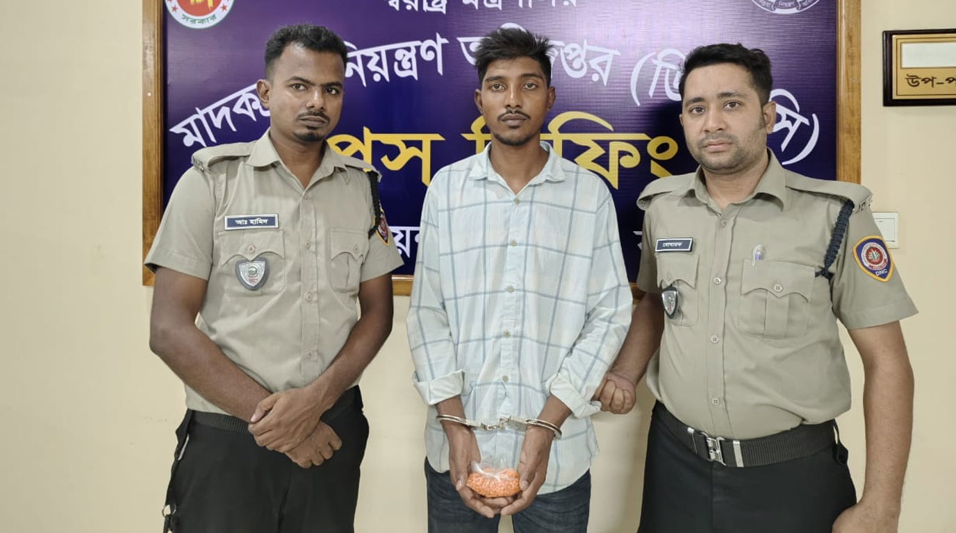 বরিশালে বাসে অভিযান চালিয়ে ১ হাজার ইয়াবাসহ যুবক গ্রেপ্তার