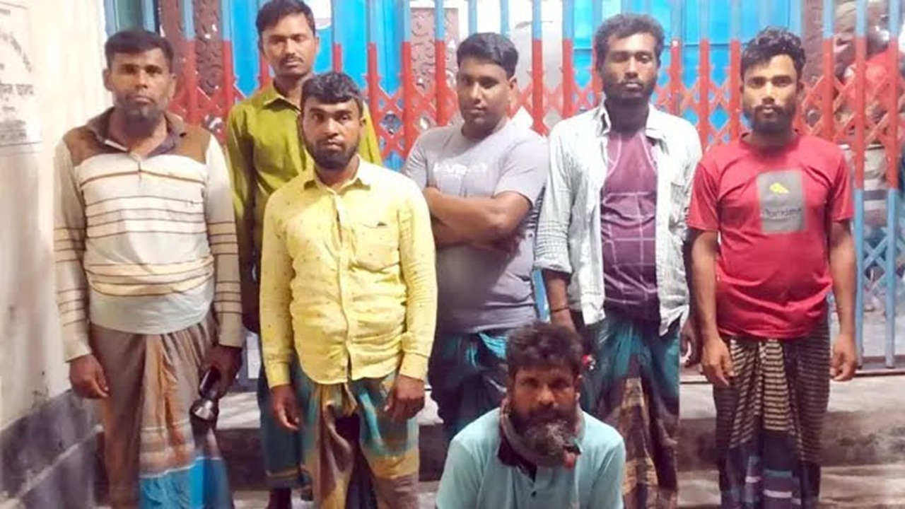 বরিশালে নিষেধাজ্ঞা অমান্য করায় ১৩ জেলেকে জরিমানা