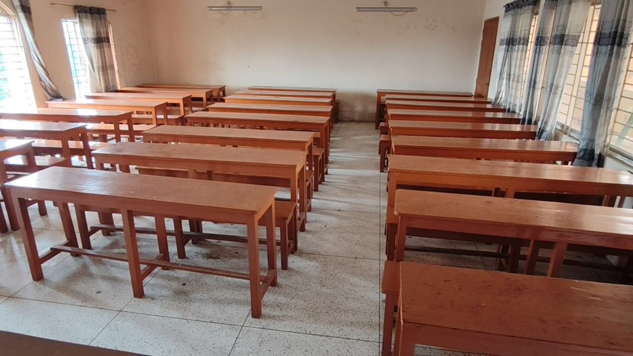 বরিশাল বিশ্ববিদ্যালয়ে শিক্ষকদের শাটডাউন ঘোষণা, শিক্ষার্থীদের ক্ষোভ