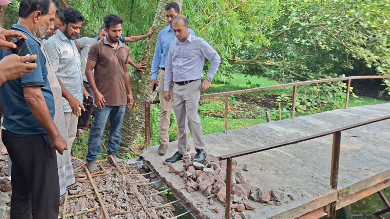 বরিশালে ব্রিজ ভাঙতেই বেরিয়ে আসছে বাঁশের কঞ্চি
