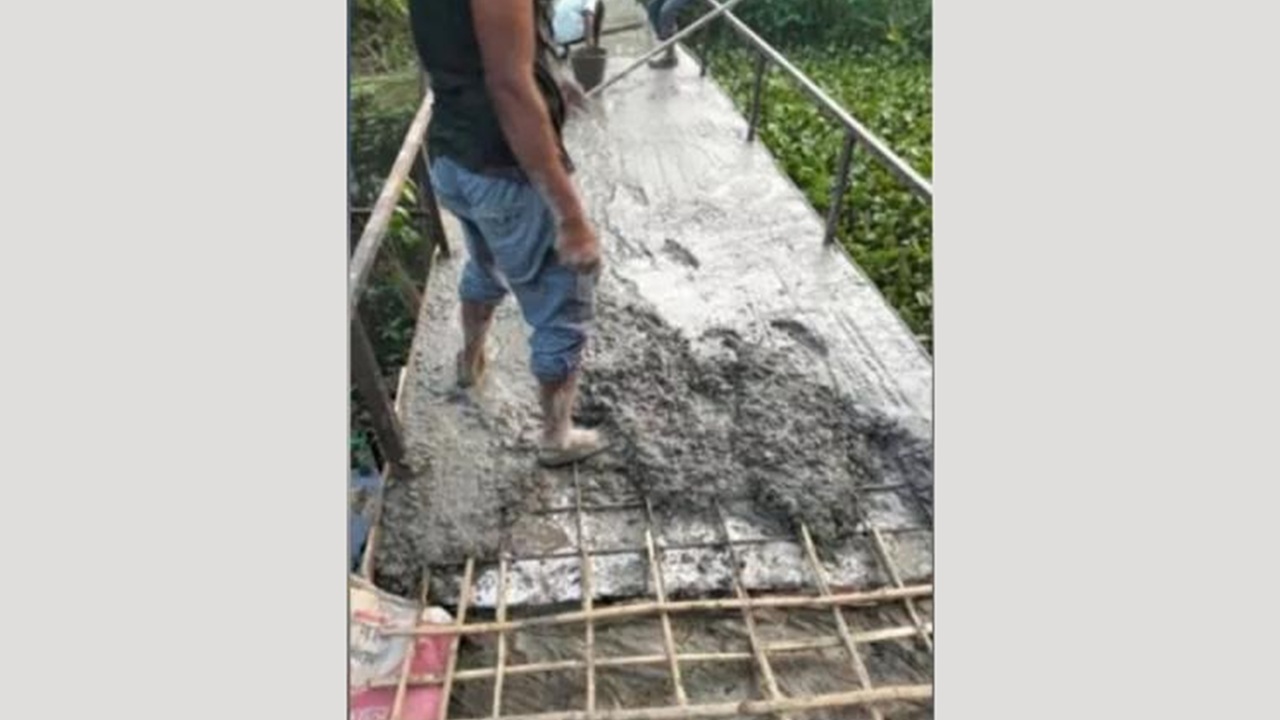 রডের বদলে বাঁশের কঞ্চি দিয়ে ব্রিজের ঢালাই