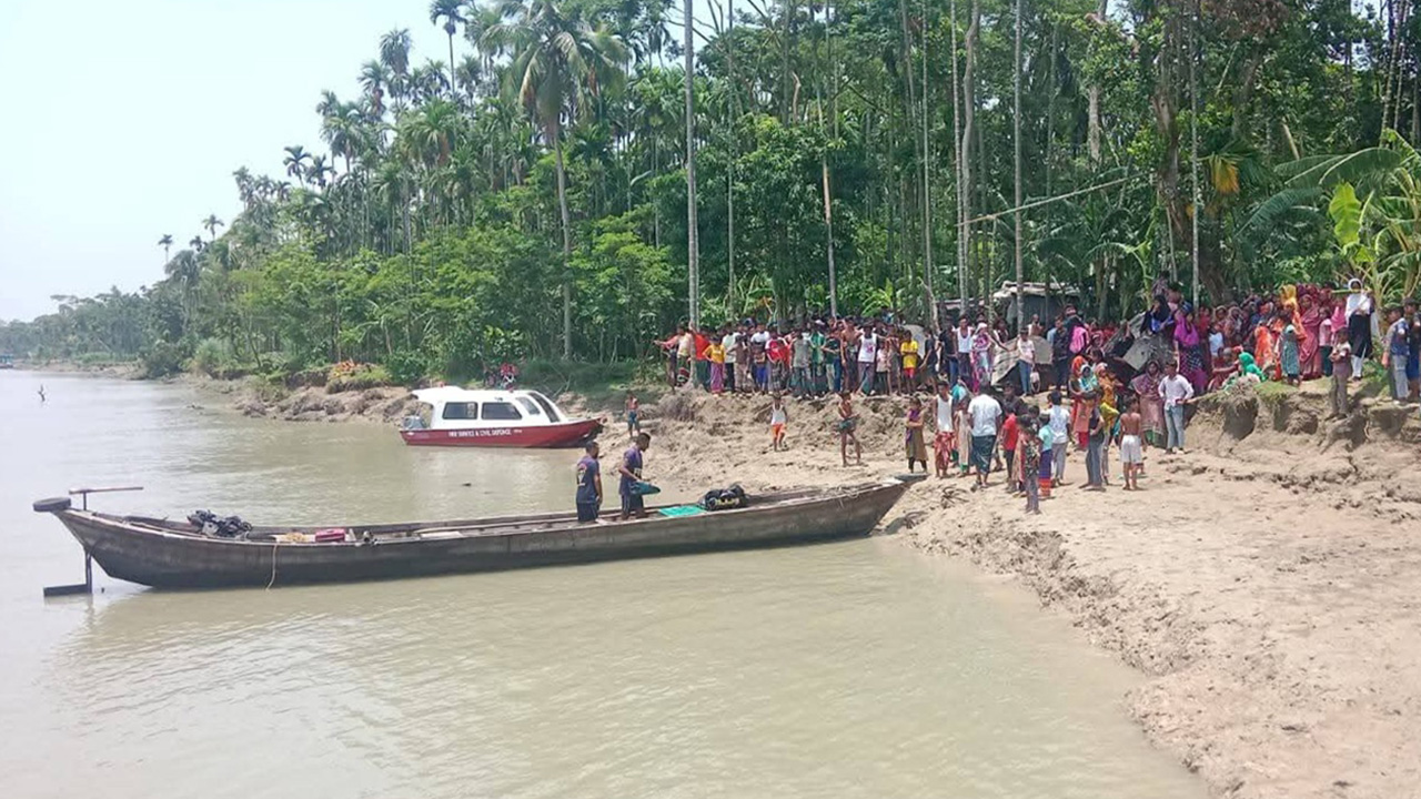 বরিশালে লঞ্চের ছাদ থেকে পড়ে কিশোর নিখোঁজ