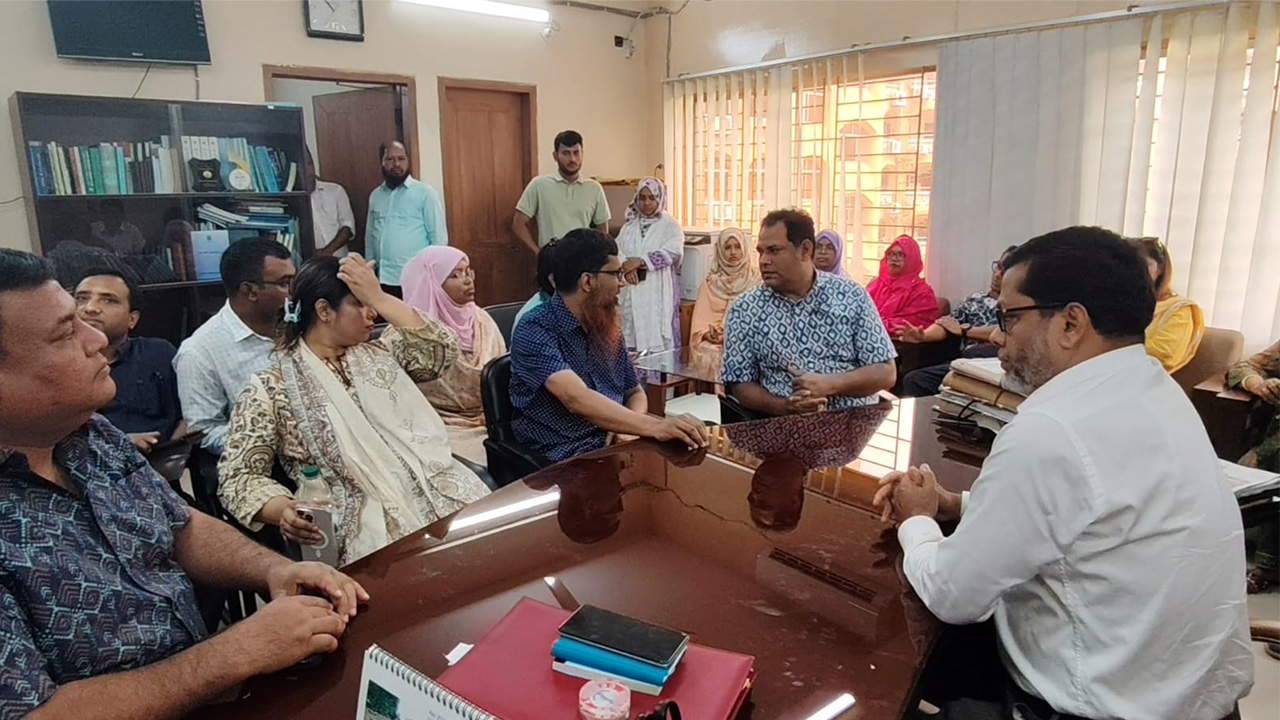 ভিসিকে অবাঞ্ছিত ঘোষণা করে বরিশাল বিশ্ববিদ্যালয়ে শিক্ষকদের অবস্থান কর্মসূচি