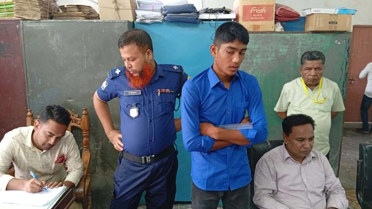 বরিশালে এসএসসি পরীক্ষায় প্রক্সি দিতে গিয়ে যুবক আটক