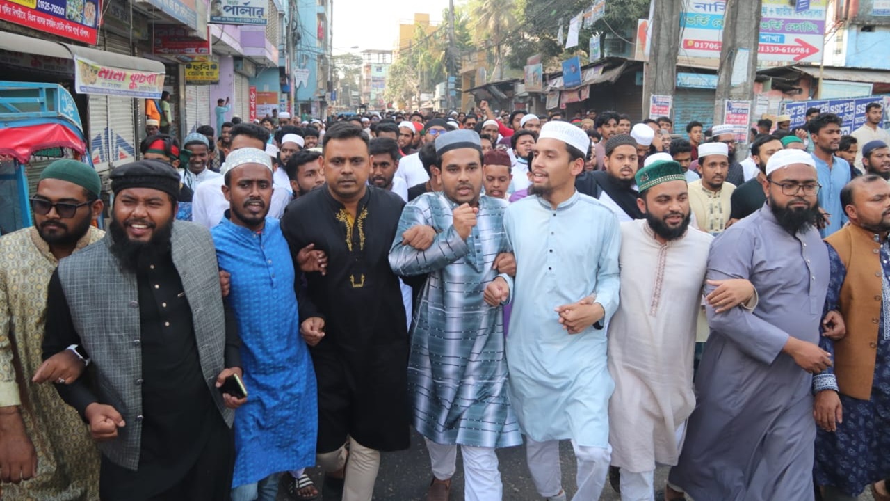 হাদি হত্যাকাণ্ড: জড়িতদের গ্রেপ্তারের দাবিতে বরিশালে বিক্ষোভ