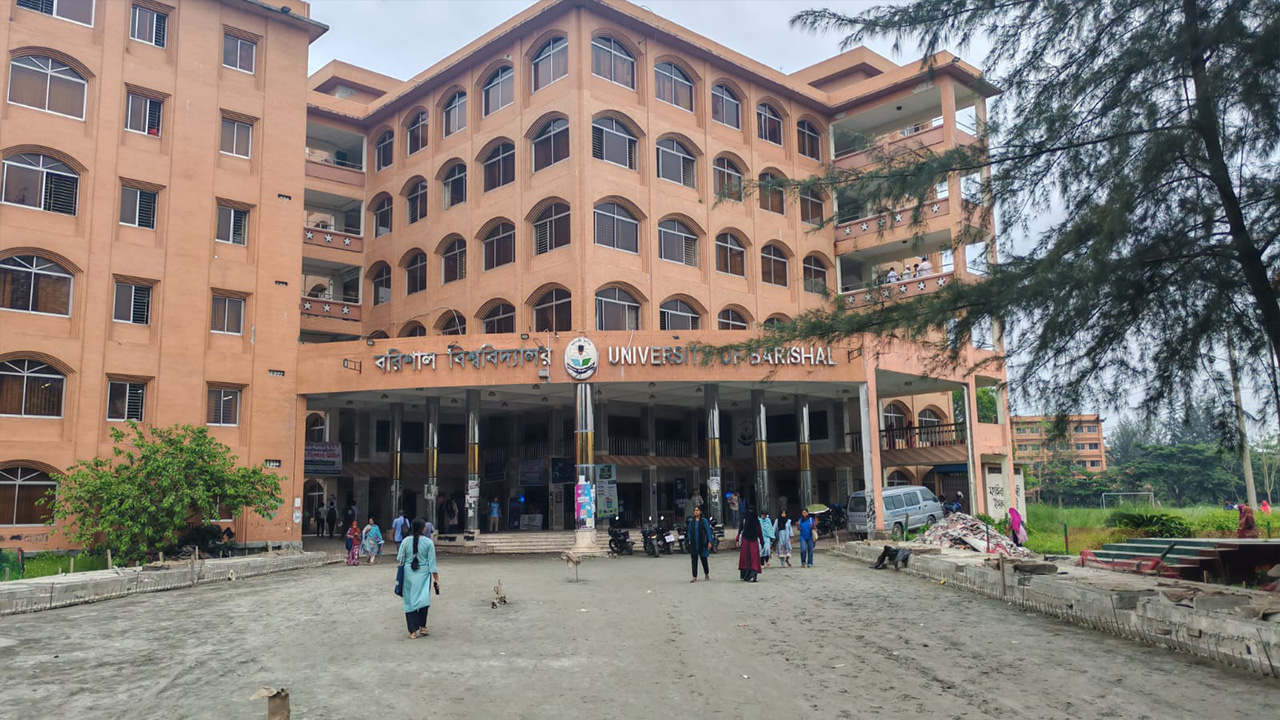 বরিশাল বিশ্ববিদ্যালয়ের ভিসিকে অবাঞ্ছিত ঘোষণা