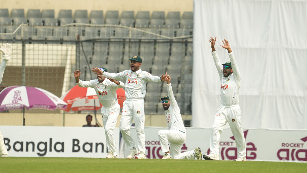 ঢিলেঢালা বোলিংয়েই লাগাম হাতছাড়া?