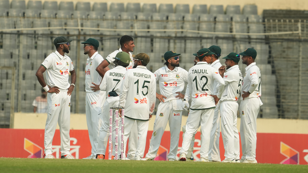 পেসারদের এলোমেলো বোলিংয়ে ব্যাকফুটে বাংলাদেশ