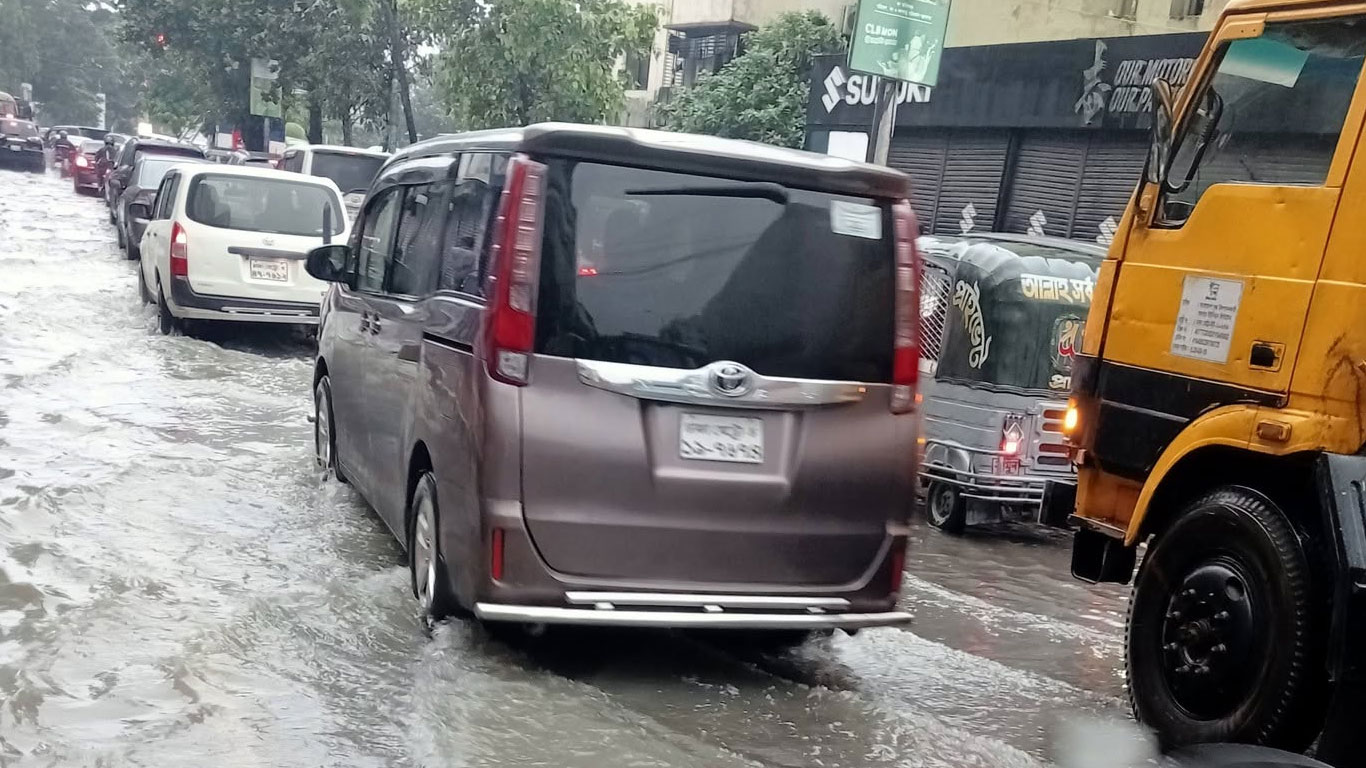 রাতভর বৃষ্টিতে ডুবল ঢাকা, ঝরতে পারে দুপুর পর্যন্ত