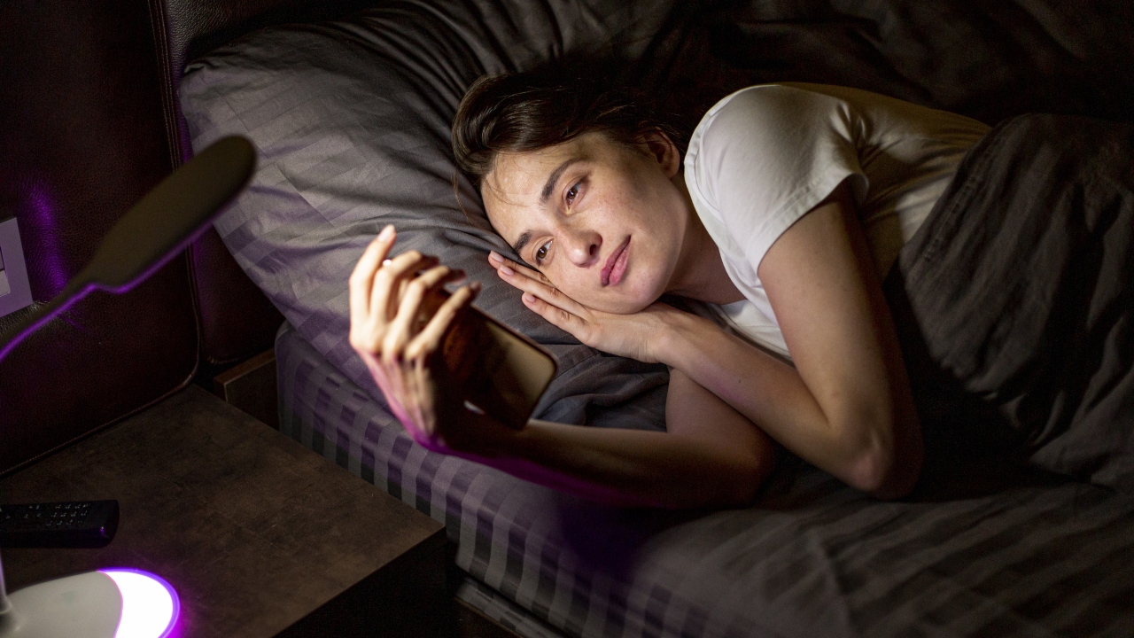 ব্লু লাইটে ওজন বাড়ে, গবেষণা কী বলছে?