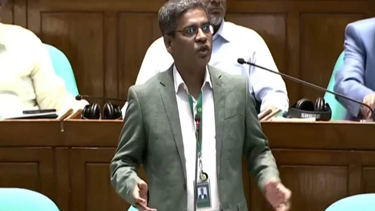 ‘জুলাইয়ের চেতনা বিক্রি করা ব্যক্তিরা এখন রিকশায় নয়, প্রাডোতে ঘোরেন‘