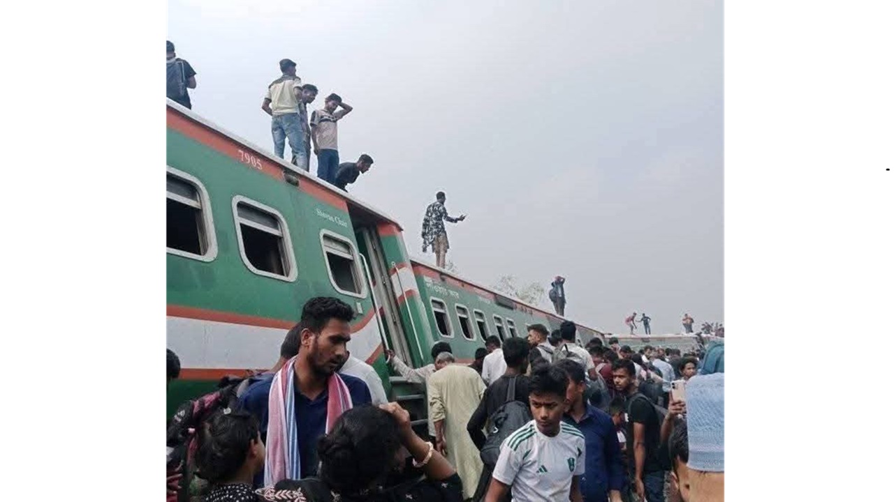 বগুড়ায় ট্রেনের একাধিক বগি লাইনচ্যুত, হতাহতের শঙ্কা