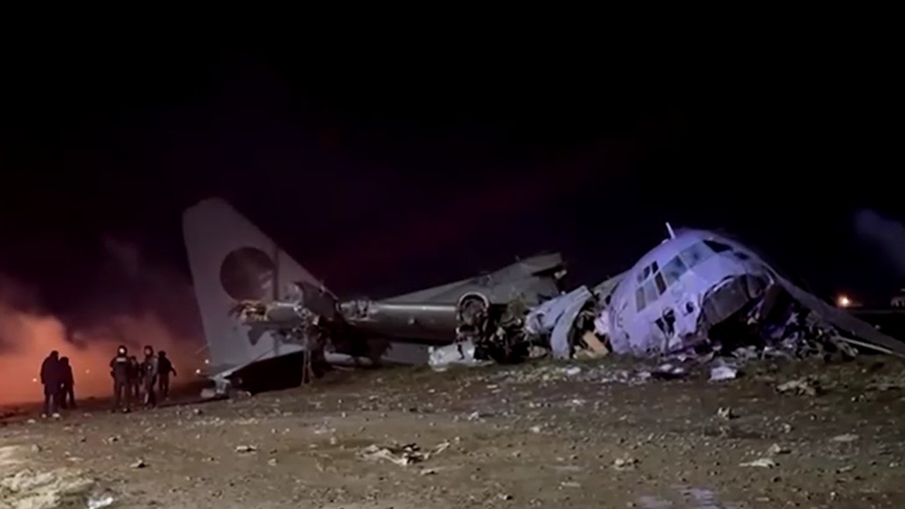 বলিভিয়ায় নোটভর্তি সামরিক উড়োজাহাজ মহাসড়কে বিধ্বস্ত, নিহত ১৫