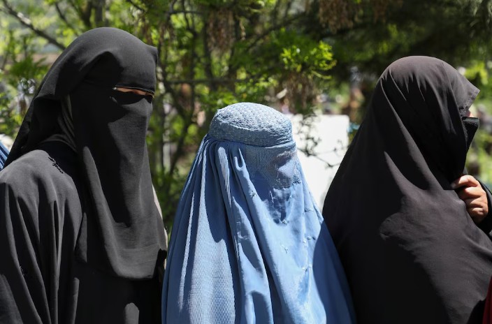 বোরকা না পরলে নারীদের চিকিৎসা না দেওয়ার নির্দেশ তালেবানের