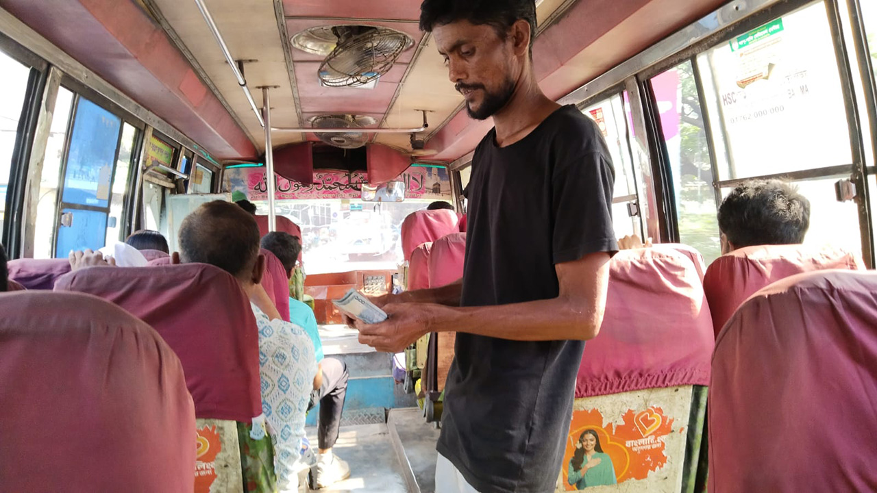 সিদ্ধান্তের আগেই রাজধানীর বাসে বাড়তি ভাড়া, ক্ষোভ যাত্রীদের