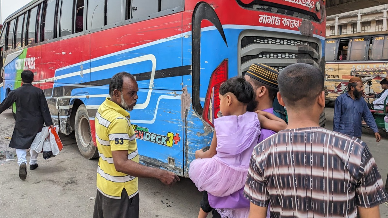 আজ বাসে তেমন ভিড় নেই। ছবি: চরচা