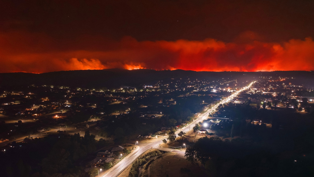 অস্ট্রেলিয়াতে ভয়াবহ দাবানল ছড়িয়ে পড়ার ঝুঁকি বাড়ছে