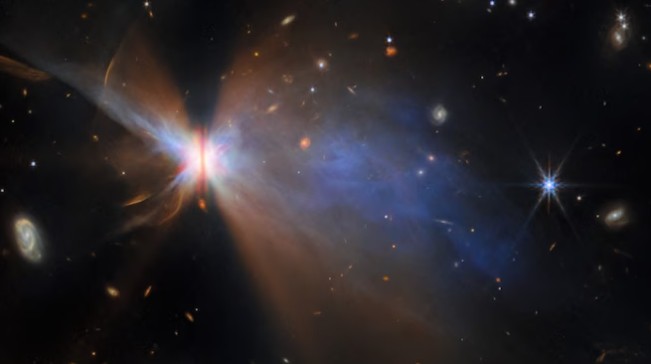 জেমস ওয়েব টেলিস্কোপে ধরা পড়ল ‘মহাজাগতিক প্রজাপতি’