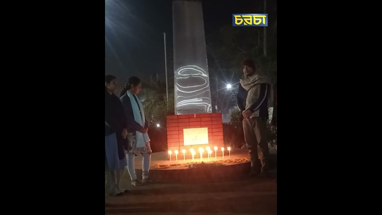 বরিশাল মুক্ত দিবসে একদল শিক্ষার্থীর মোমবাতি প্রজ্জ্বলন