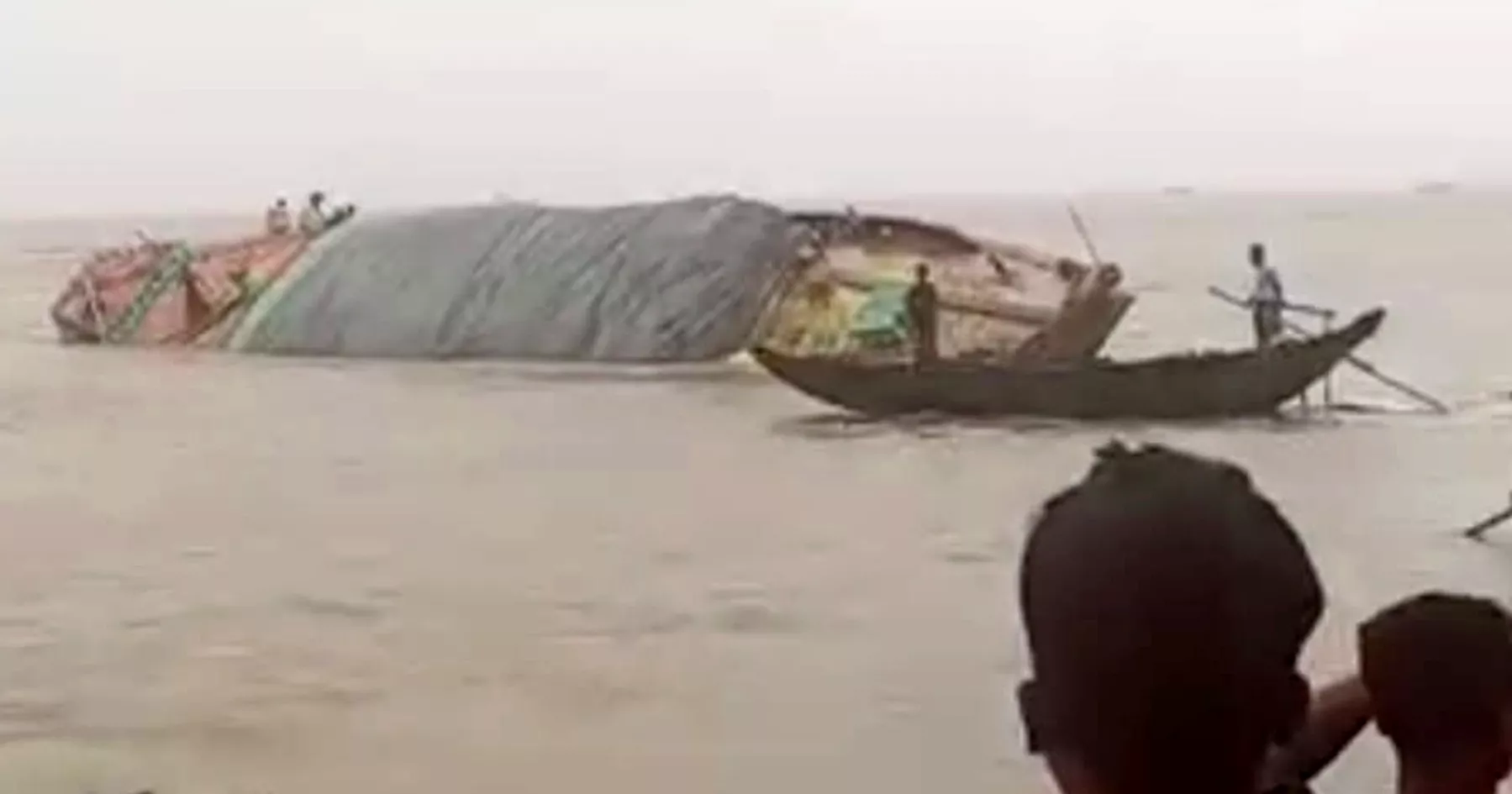 চাঁদপুরে ঘূর্ণিস্রোতে কার্গোডুবি, ৫ হাজার বস্তা ধান-চাল পানিতে