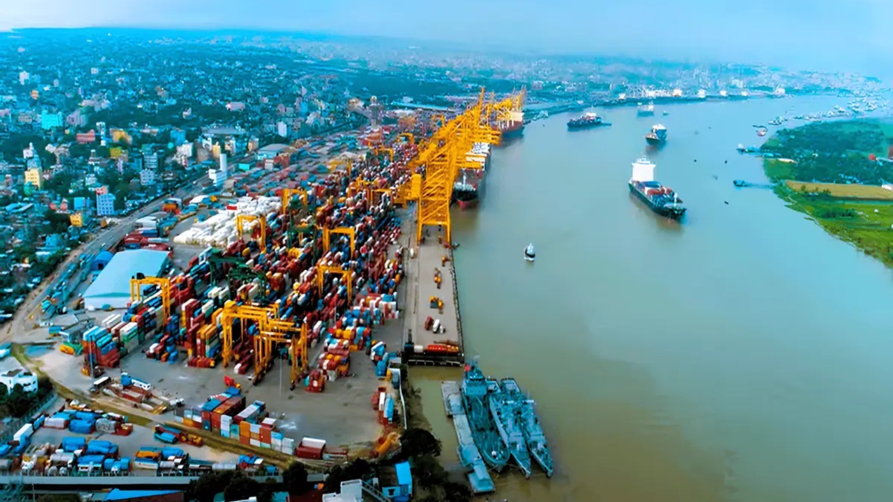 ৫১ হাজার টন জ্বালানি নিয়ে মালয়েশিয়া থেকে আসছে ২ জাহাজ