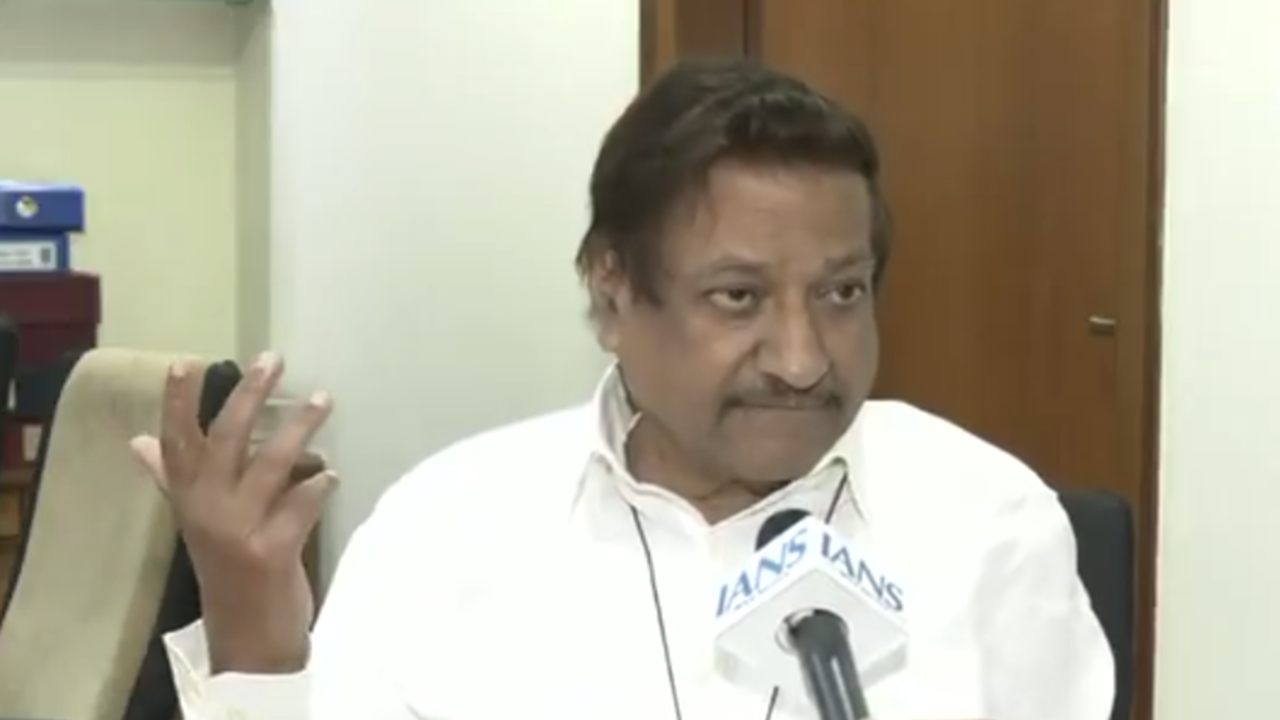 ‘ট্রাম্প কি মোদিকে তুলে নিয়ে যাবেন’–প্রশ্ন কংগ্রেস নেতার