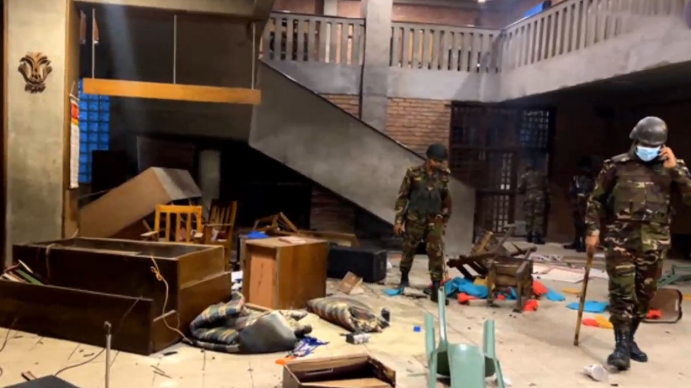 ছায়ানট ভবনে ভাঙচুর–আগুন