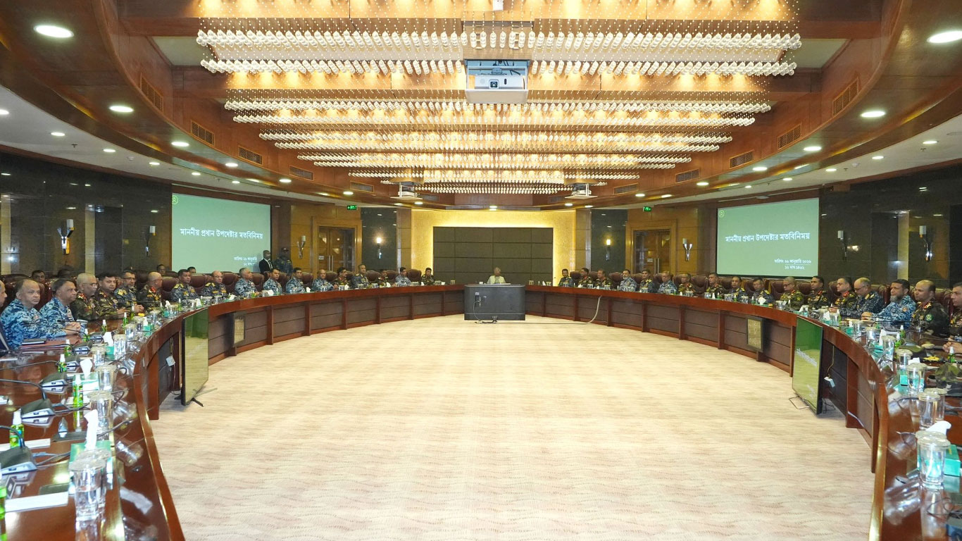 সশস্ত্র বাহিনীর ঊর্ধ্বতন কর্মকর্তাদের সঙ্গে প্রধান উপদেষ্টার মতবিনিময়