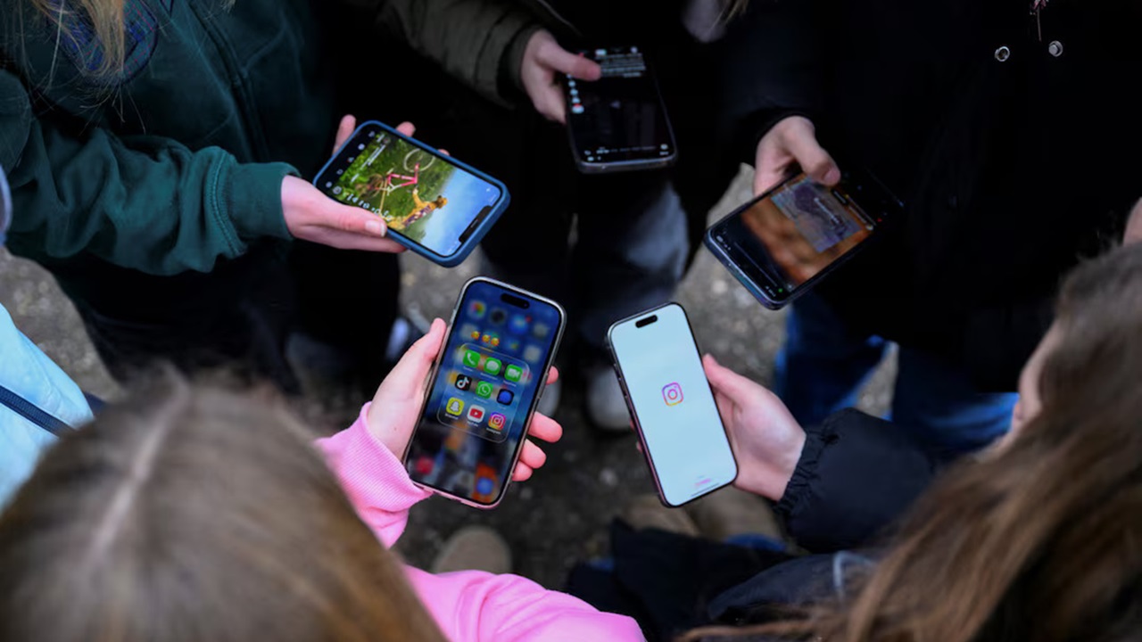 ১৬ বছরের কম বয়সীদের ফেসবুক ব্যবহারে কঠোর হলো ব্রাজিল