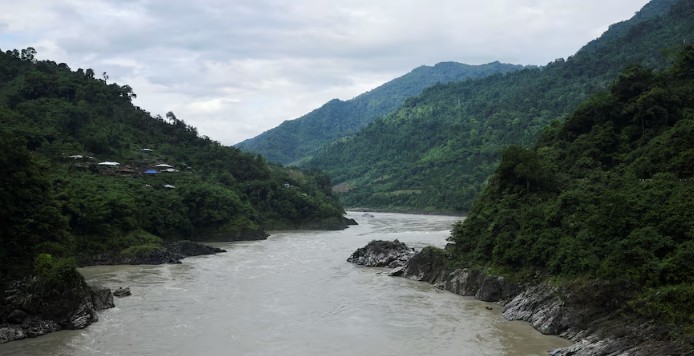 তিব্বতের ইয়ারলুং জাংবো নদ। ছবি: রয়টার্স