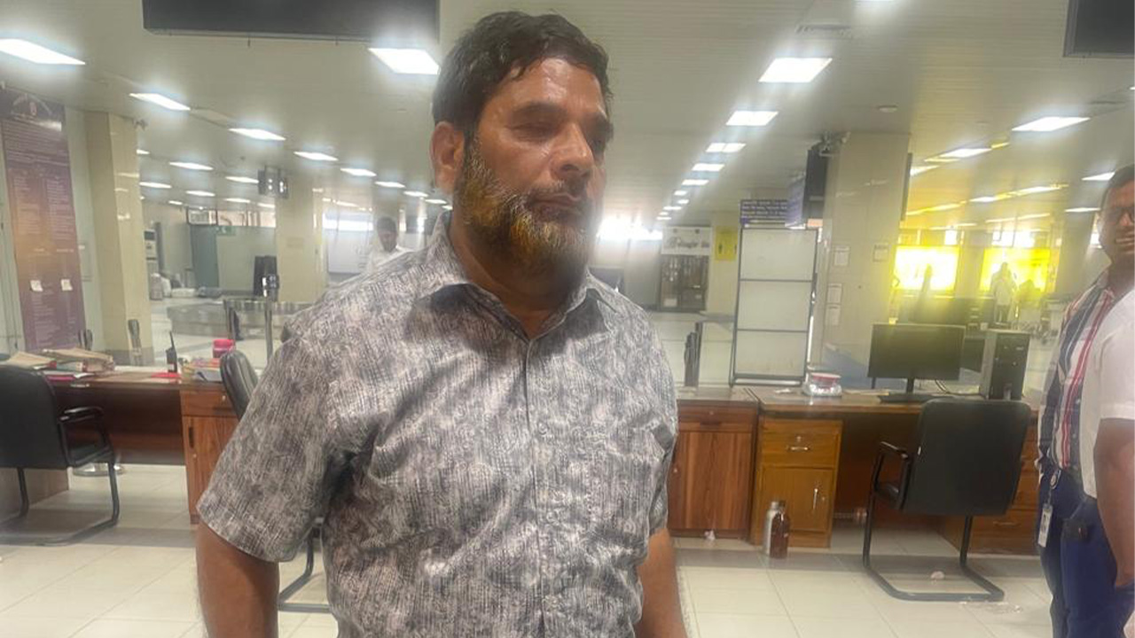 চট্টগ্রাম বিমানবন্দরে যাত্রীর প্যান্টের বেল্ট ও আন্ডারওয়্যার থেকে স্বর্ণ উদ্ধার
