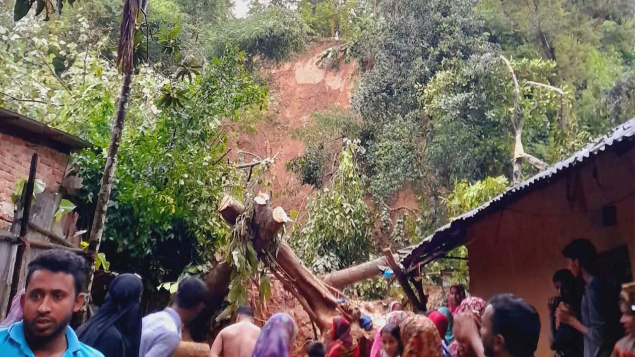 রাঙ্গুনিয়ায় পাহাড় ধসে নিহত ১