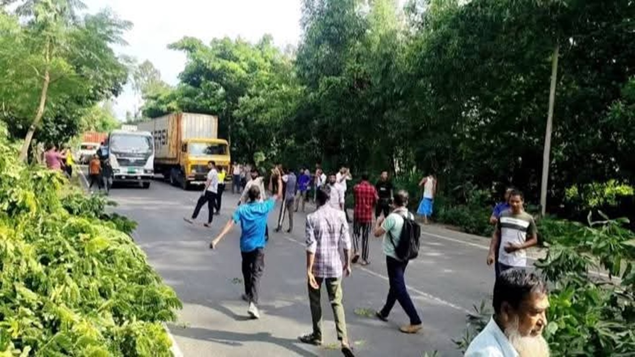 আসলামের প্রার্থীতা বাতিলের প্রতিবাদে চট্টগ্রামে মহাসড়ক অবরোধ