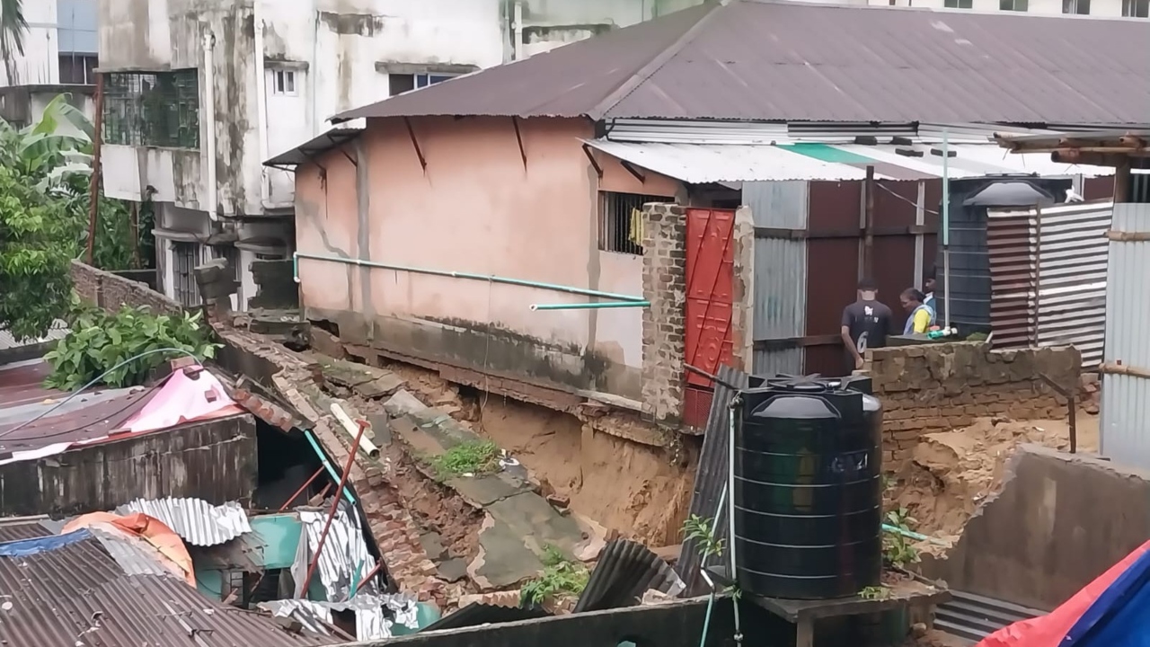 টানা বর্ষণের মধ্যে চট্টগ্রামে দেয়াল ধসে নিহত ১, আহত ২