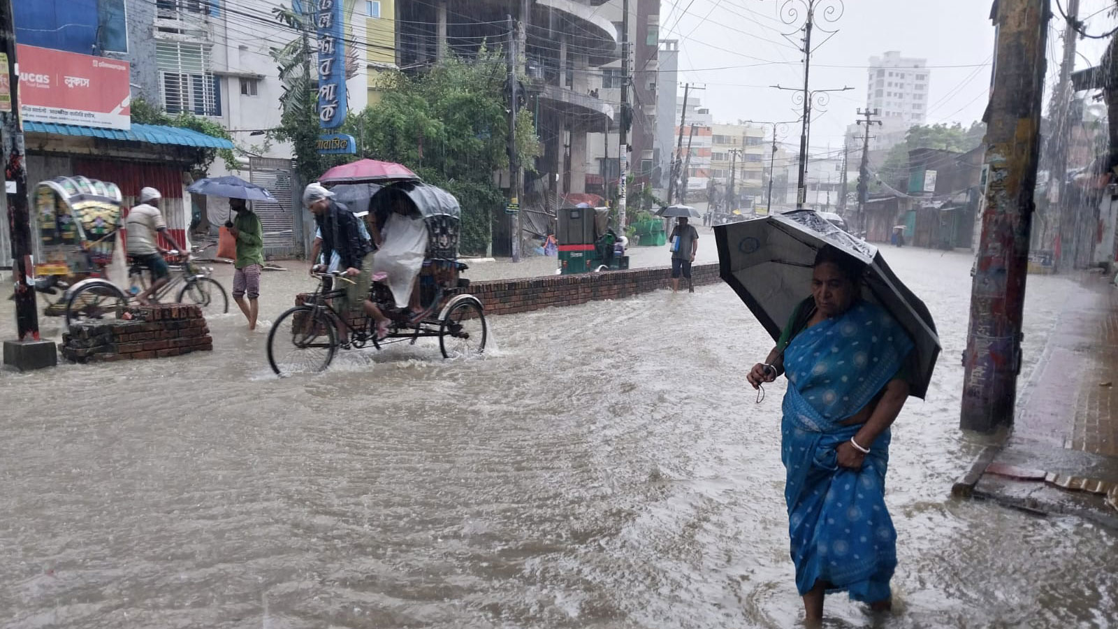চট্টগ্রামে ২৪ ঘণ্টায় ৩৩০ মিলিমিটার বৃষ্টি, নিম্নাঞ্চলে জলাবদ্ধতা