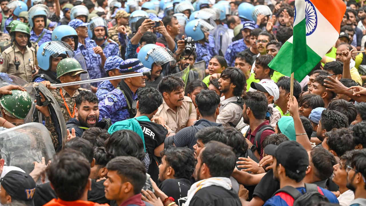 ভারতে প্রশ্নফাঁস থেকে রাষ্ট্রের সংকট: বিশ্বজুড়ে গণতান্ত্রিক অবক্ষয়ের আরেক অধ্যায়?