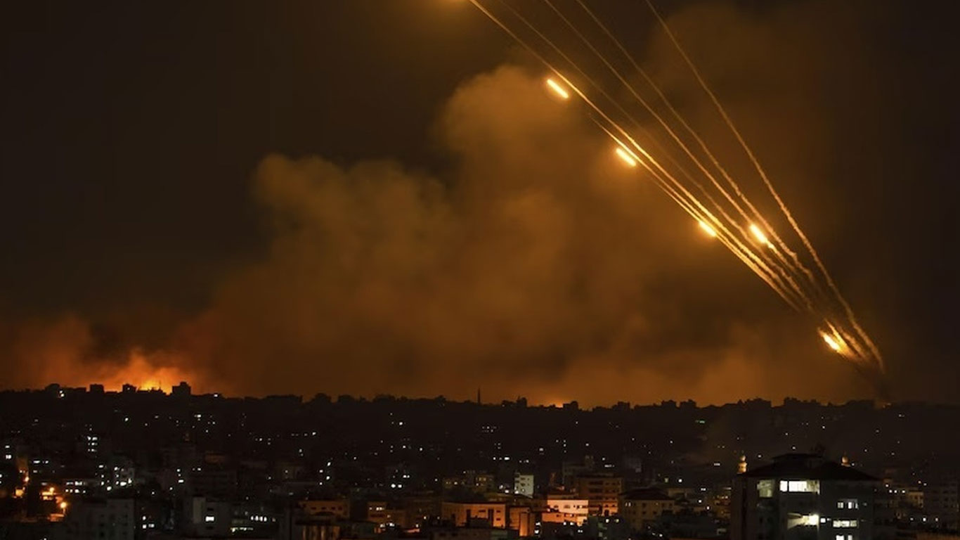 ক্ষেপণাস্ত্র হামলায় ইসরায়েলের বিভিন্ন জায়গায় সতর্ক সংকেত