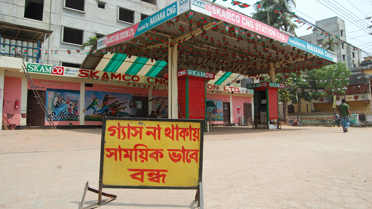 ১৫ পিএসআই চাপ থাকার কথা, সিএনজি স্টেশনগুলো পাচ্ছে ২-২৩ পিএএসআই। ফাইল ছবি: চরচা