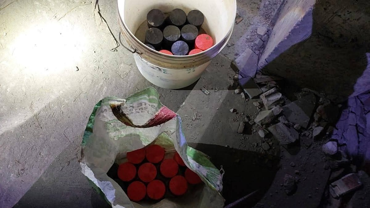 রাজশাহীতে ২৪টি ককটেল-বিপুল পরিমাণ দেশীয় অস্ত্র উদ্ধার