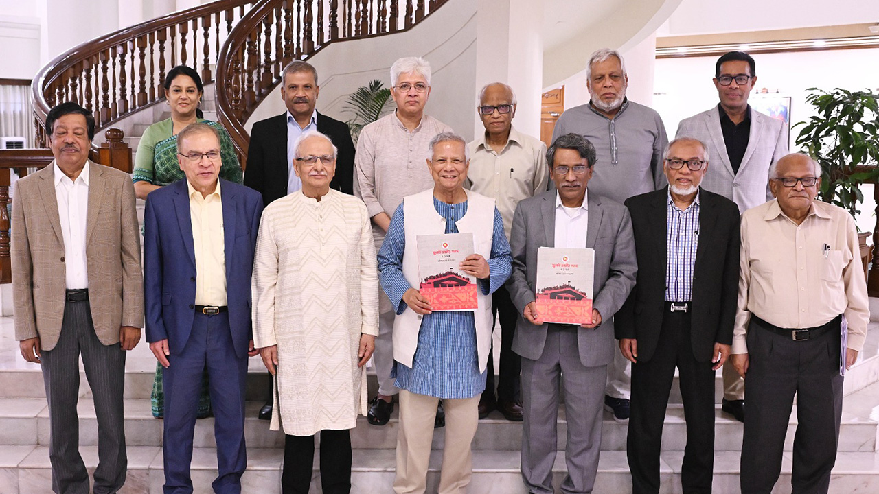 জুলাই সনদ বাস্তবায়নের সুপারিশ প্রধান উপদেষ্টার কাছে হস্তান্তর