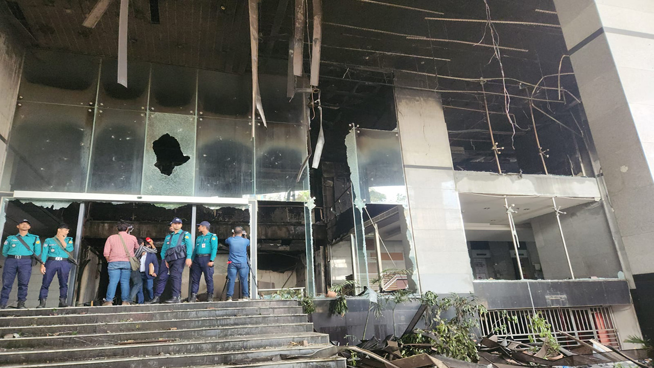 লুটপাট–অগ্নিসংযোগ নিয়ে যা জানাল ডেইলি স্টার