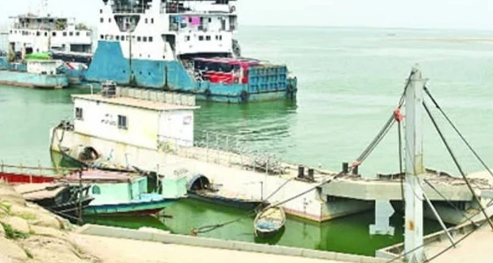 দৌলতদিয়া ফেরিঘাটে ফের বাস পড়ে গেল পদ্মায়