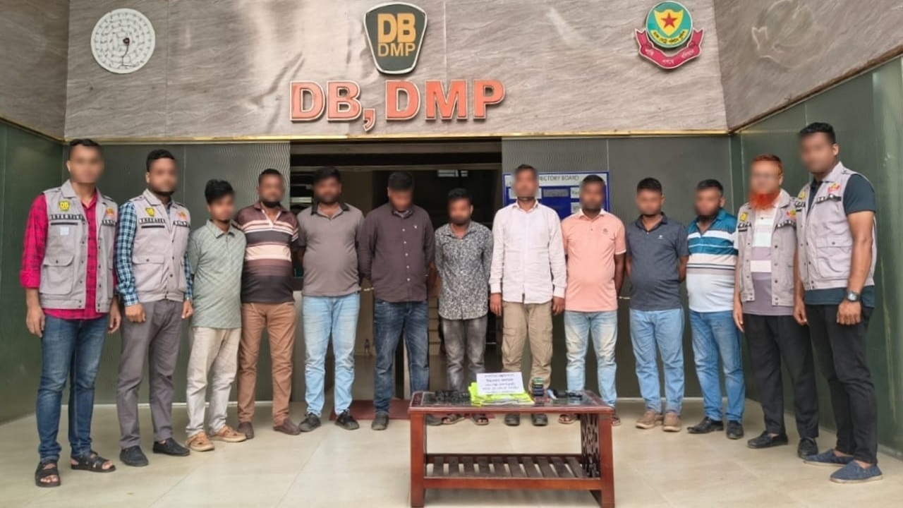 ঢাকায় ডাকাতির প্রস্তুতির সময় নকল পিস্তলসহ গ্রেপ্তার ৯