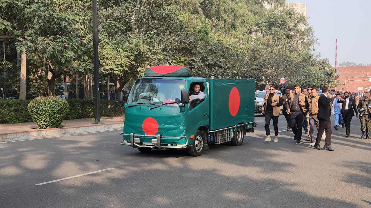 সংসদ ভবন এলাকায় খালেদা জিয়ার মরদেহ বহনকারী জাতীয় পতাকাবৃত গাড়ি। ছবি: চরচা