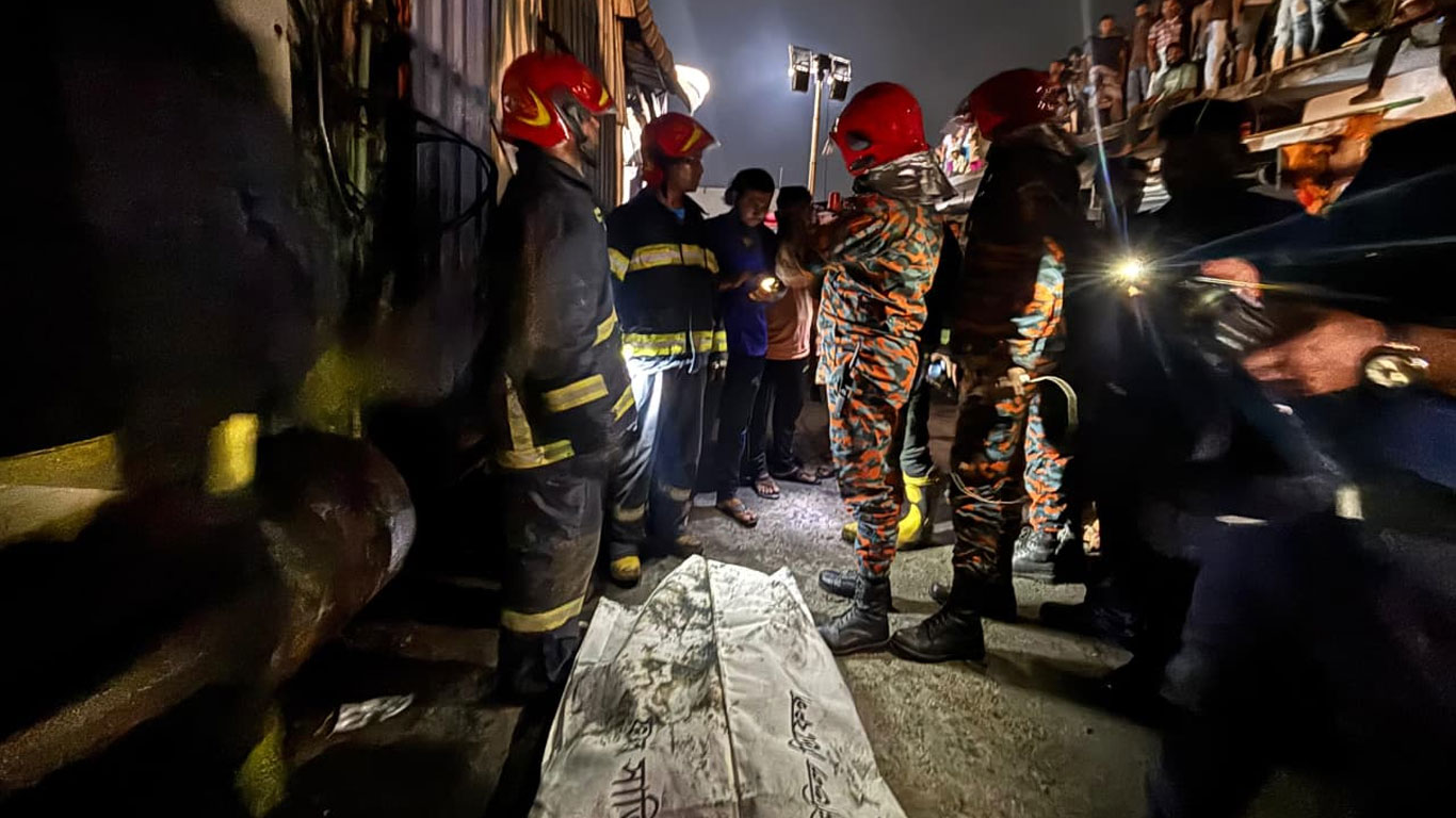 কেরানীগঞ্জে কারখানায় আগুন: মৃতের সংখ্যা বেড়ে ৬, তদন্তে কমিটি