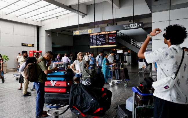 দিল্লি বিমানবন্দরে যান্ত্রিক ত্রুটি, শতাধিক ফ্লাইট বিলম্ব