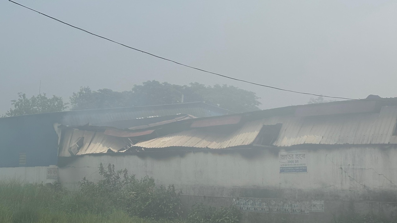 ডেমরায় কালি তৈরির কারখানায় আগুন