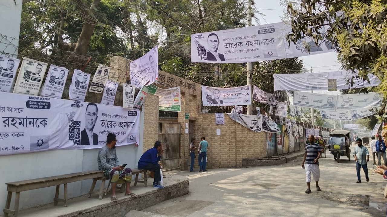 ভোটের আগের দিনও কেন্দ্রে ঝুলছে ব্যানার–ফেস্টুন